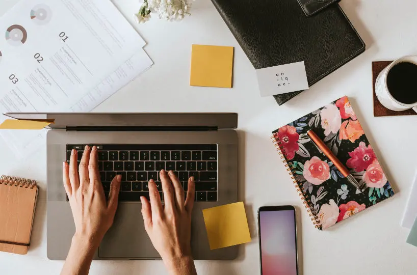 Mujer profesional usando su portatil