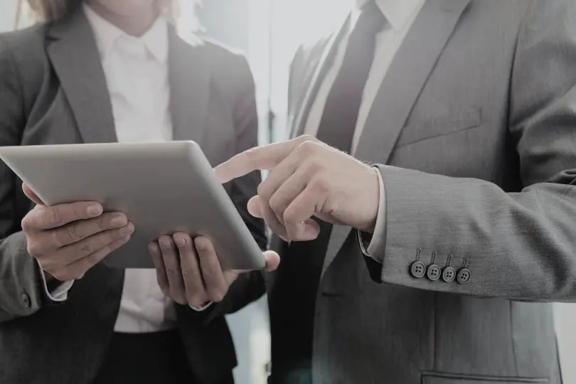 Mujer y hombre empresarios trabajando con una tablet